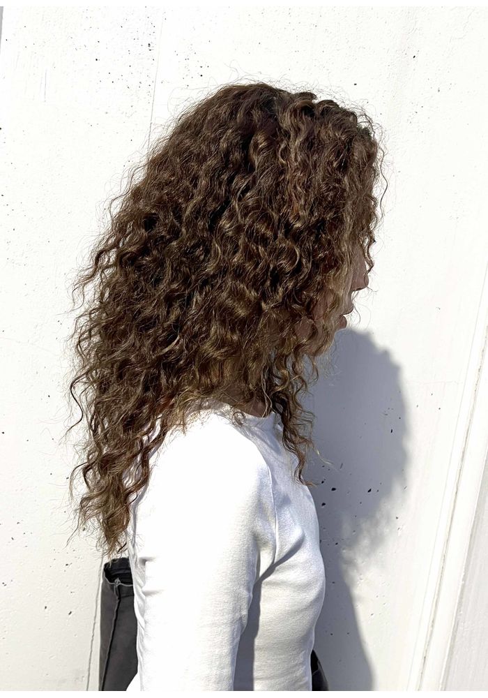 セミロングのスパイラルパーマ Spiralperm スパイラルパーマ 代官山の美容院はハイセンスな施術と確かな仕上がりでお届けいたします