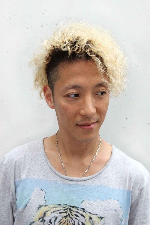 メンズパーマのスパイラルパーマのハイトーンのツーブロック（タツオ）