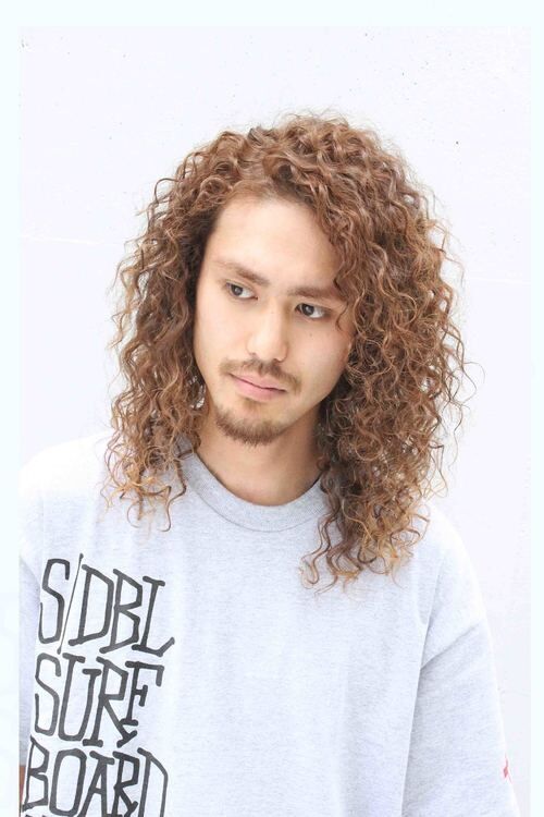 外国人風のスパイラルパーマのメンズヘアー