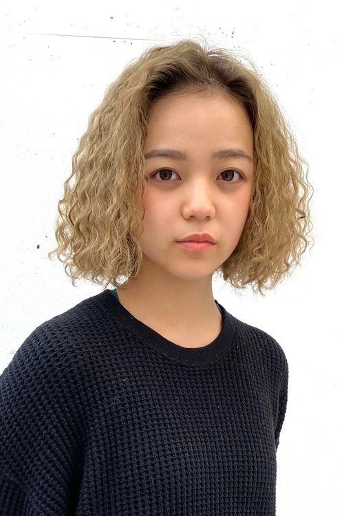 ボブヘアのスパイラルパーマ・ブリーチ・グレージュ・