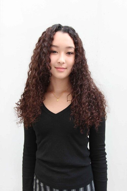 ロングヘアーの強めのスパイラルパーマ