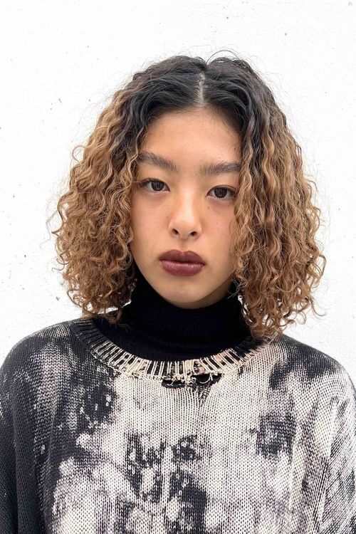 ボブヘアのスパイラルパーマ・ブリーチ毛のスパイラルパーマ