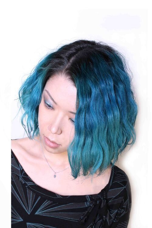 ボブヘアーのグラデーションカラーのブルー系のマニックパニック