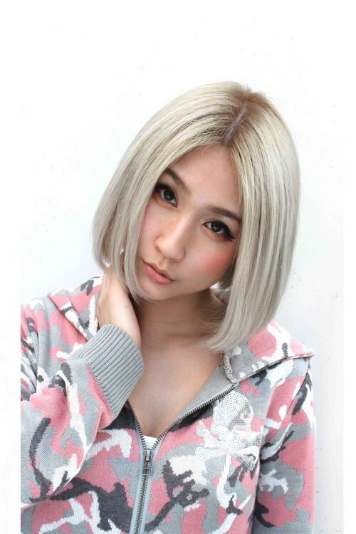 ボブヘアーのハイトーンカラーのブロンド