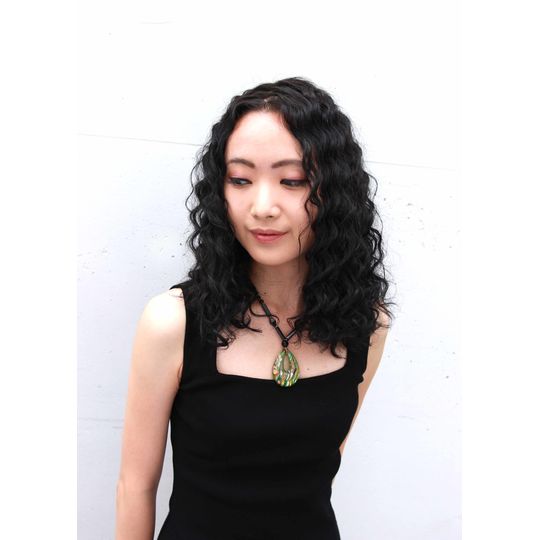 黑髮螺旋燙髮