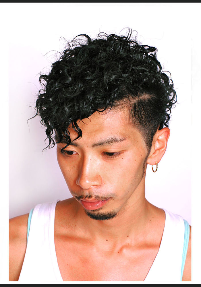 メンズのスパイラルパーマの2ブロック メンズ アフロ 代官山の美容院はハイセンスな施術と確かな仕上がりでお届けいたします